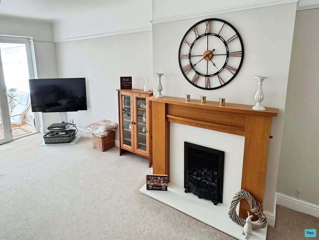 Property photo 3 of 15 Lounge