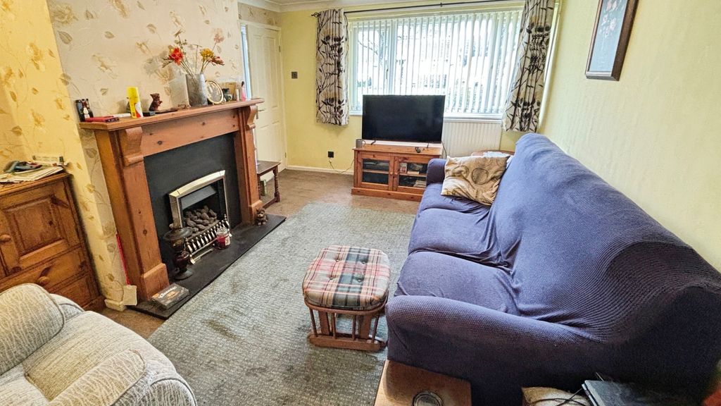 Property photo 3 of 12 Lounge