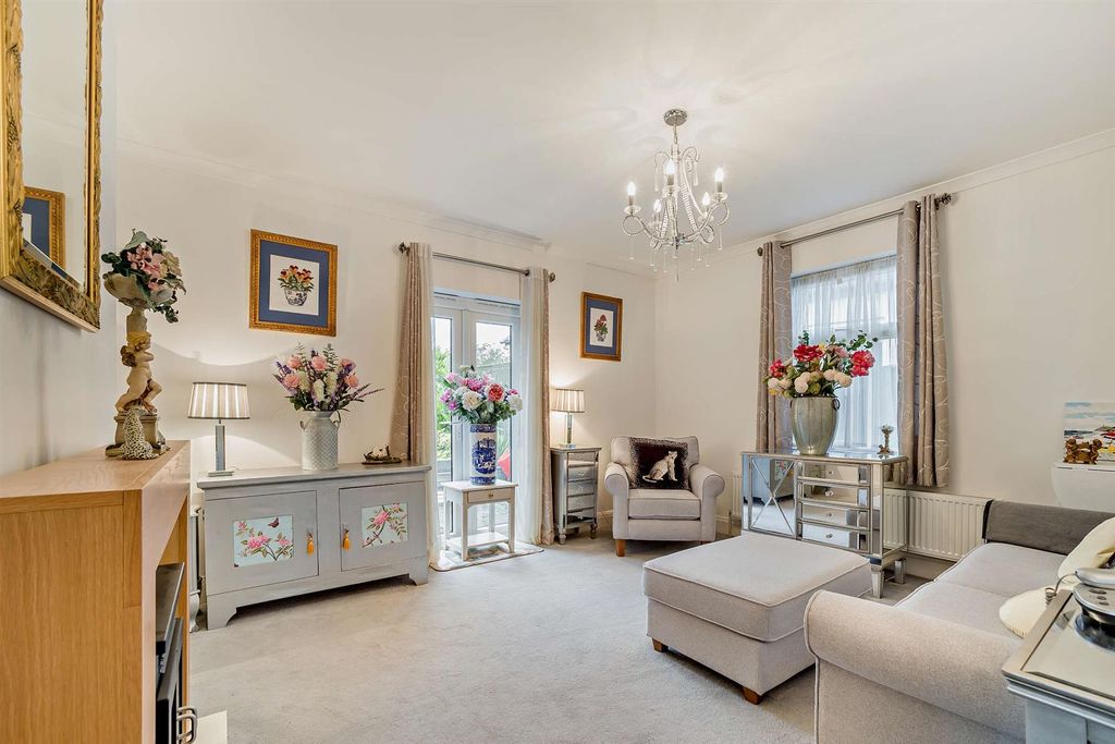 Property photo 3 of 14 8670488-Interior05-800.Jpg