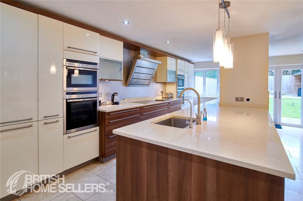 Property photo 2 of 15 Picture No. 11