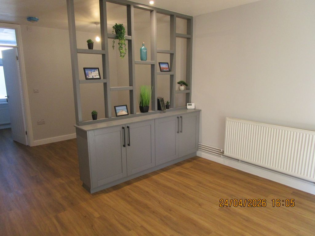 Property photo 3 of 9 Lounge \ Bedroom