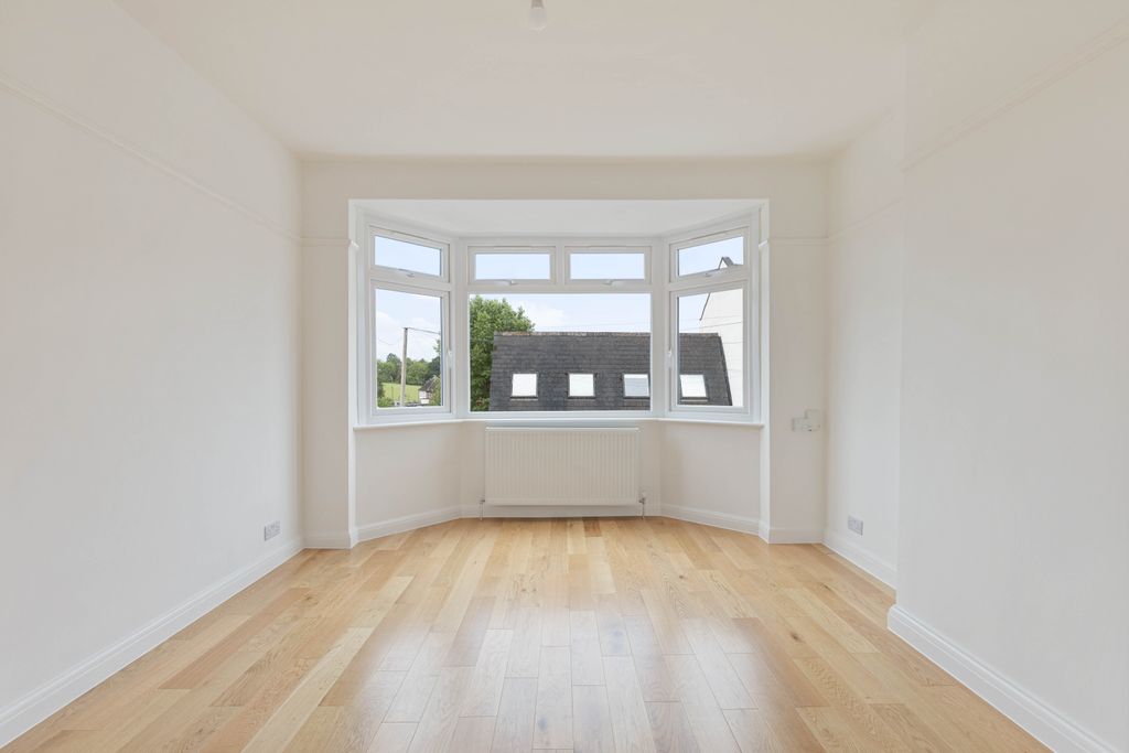 Property photo 2 of 11 2 Troy Road, Se19 - 11