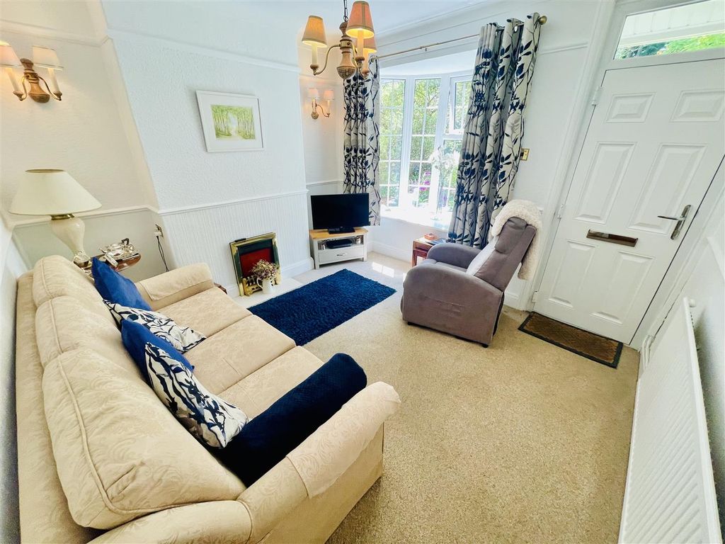 Property photo 3 of 13 Lounge