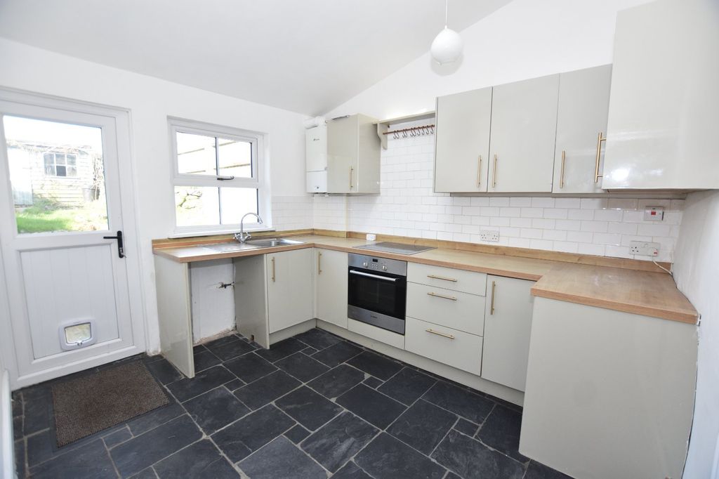 Property photo 3 of 10 Kitchen