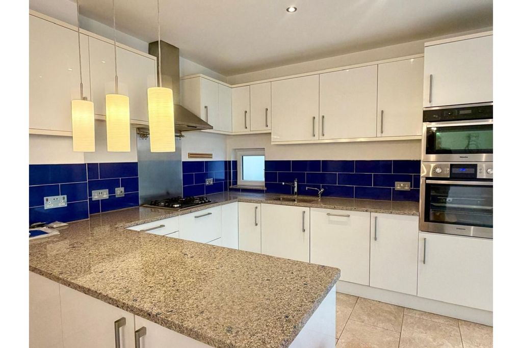 Property photo 2 of 28