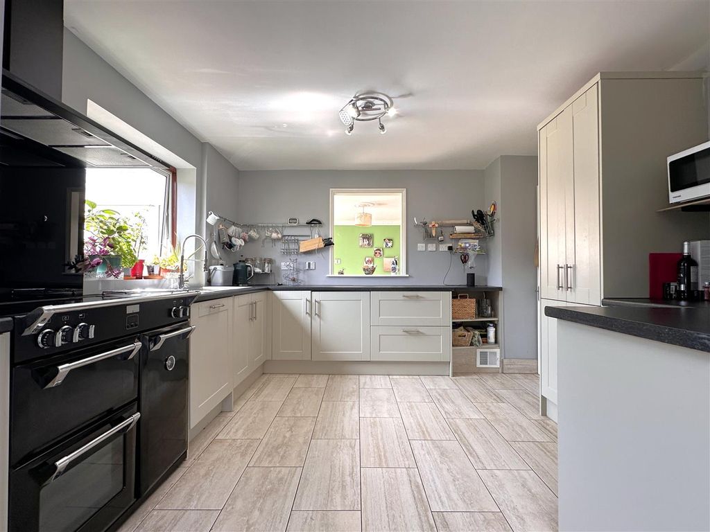 Property photo 2 of 19 Modern Kitchen 078