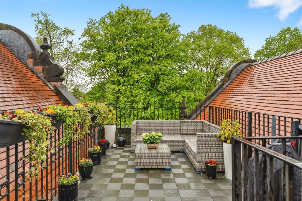 Property photo 2 of 17 Roof Terrace