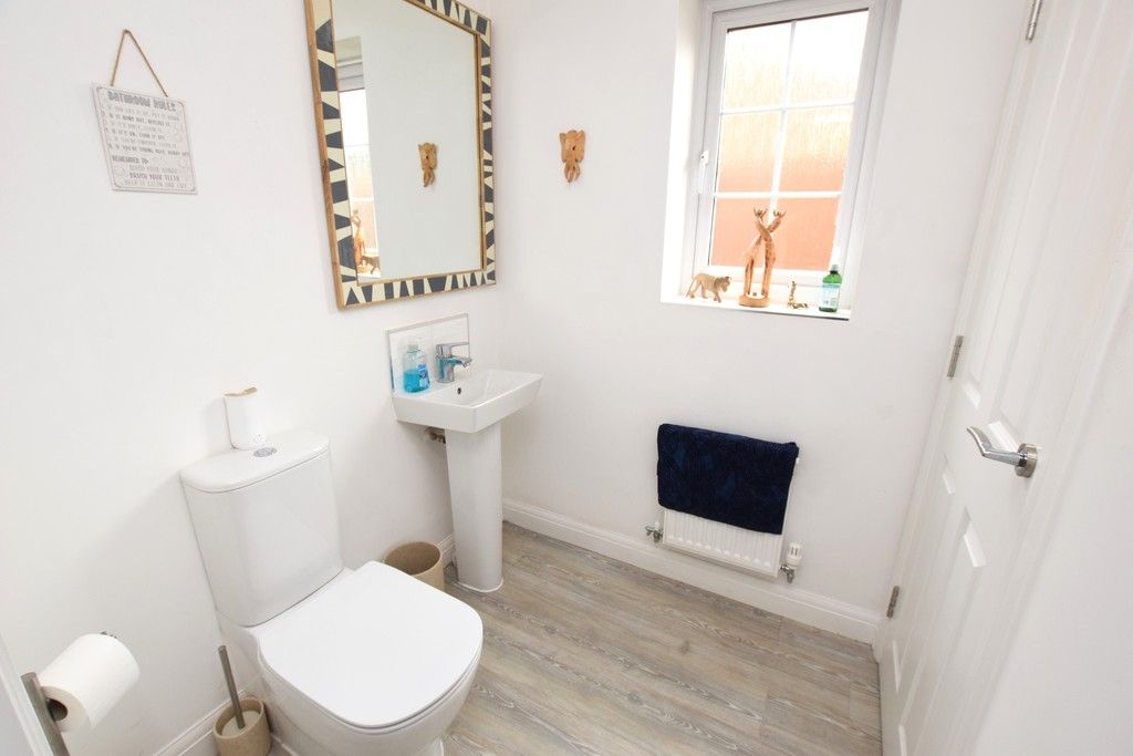 Property photo 3 of 19 Cloakroom