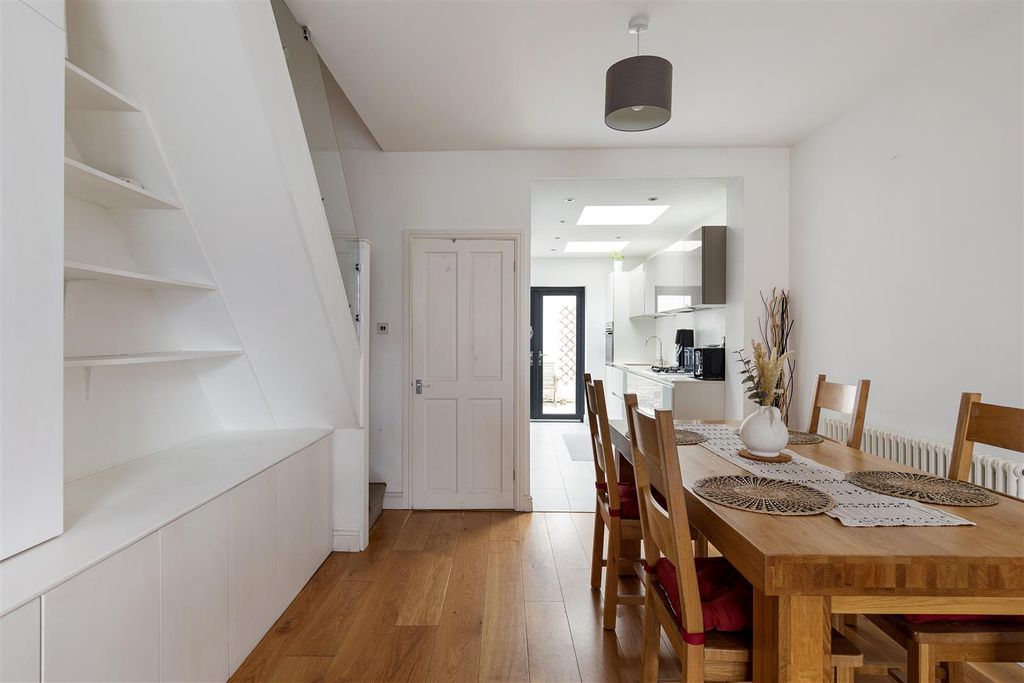 Property photo 3 of 29 Faringford Road, E15