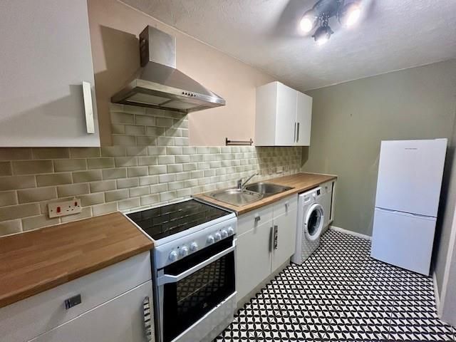 Property photo 3 of 8 10 Townsend Close Kitchen 2.Jpg