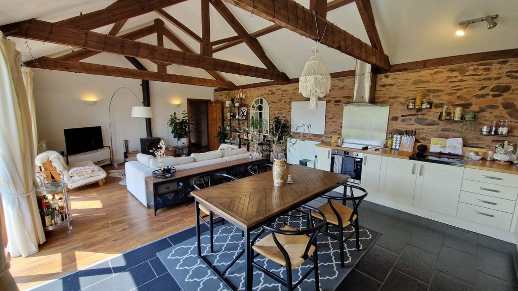 Property photo 2 of 11 Kitchen / Diner / Lounge
