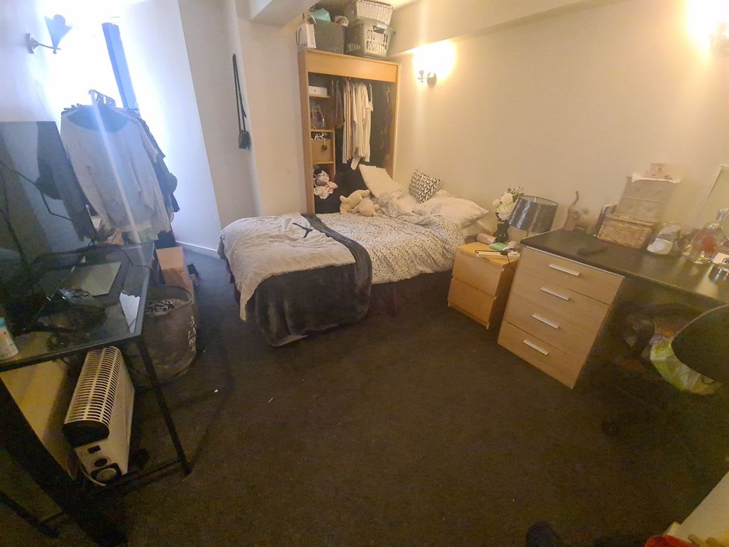 Property photo 3 of 7 A Cozy Single Bedroom Featuring A Bed, A Desk, And...