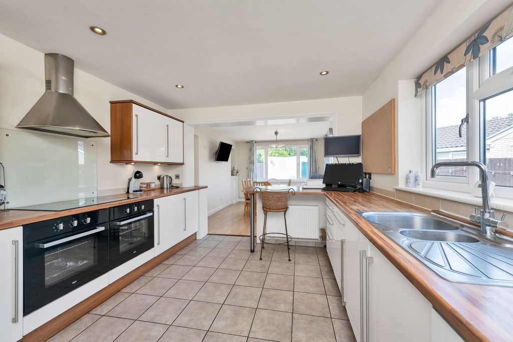 Property photo 2 of 27