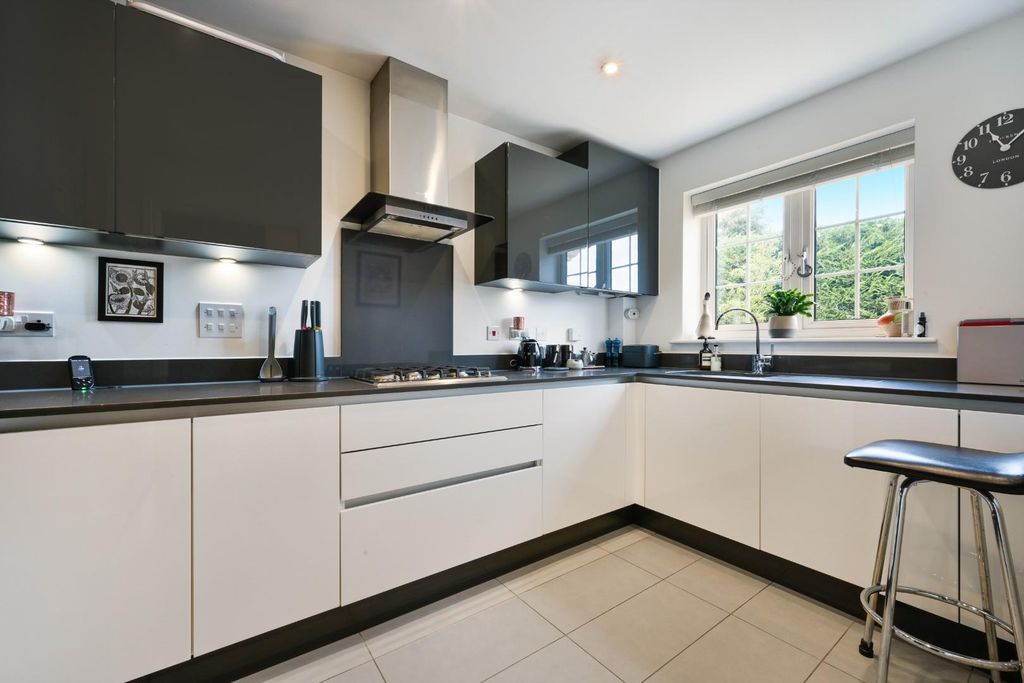 Property photo 3 of 24 Azor Close