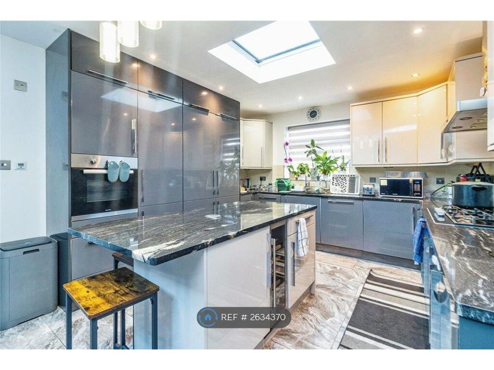 Property photo 3 of 14 Kitchen