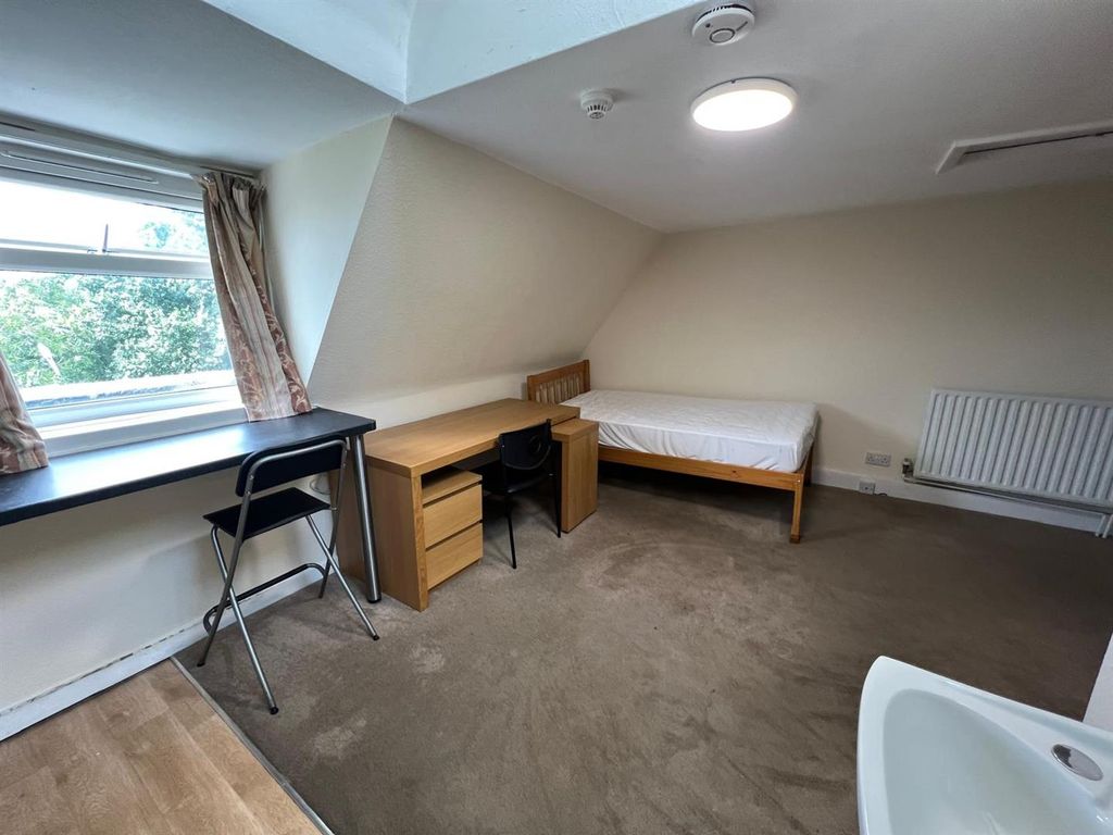 Property photo 3 of 8 Room