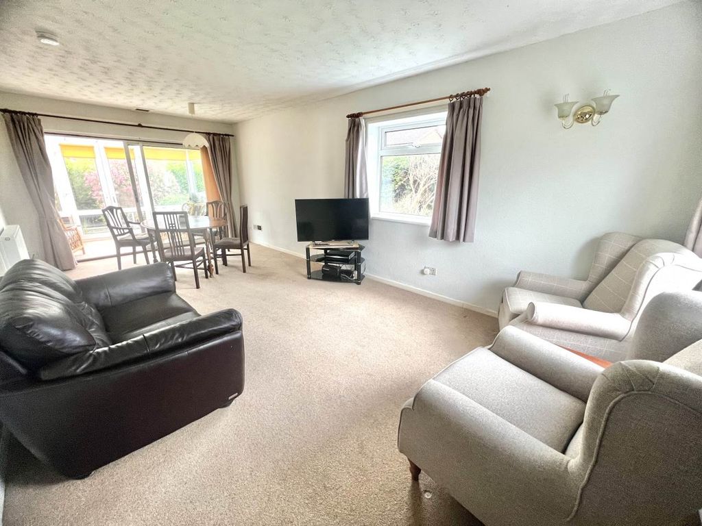 Property photo 3 of 14 Lounge