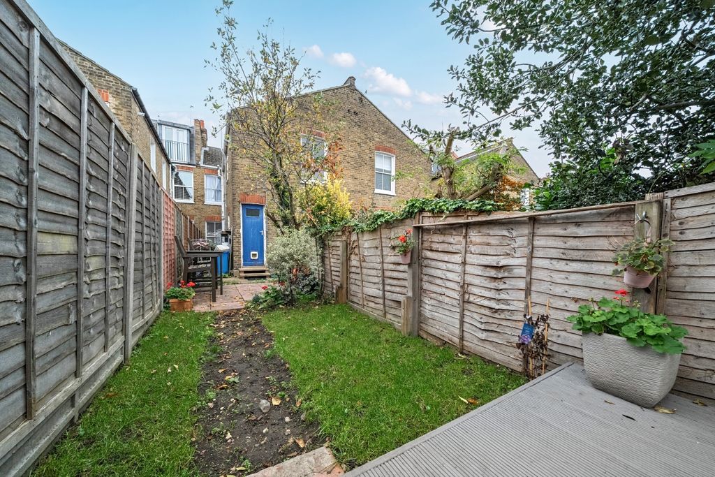 Property photo 3 of 12 1380334-18-690De9...