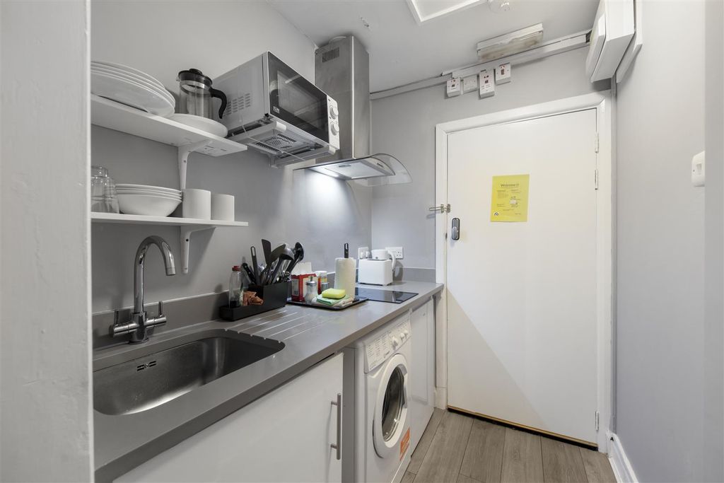 Property photo 2 of 10 Modern Fitted Kitchen