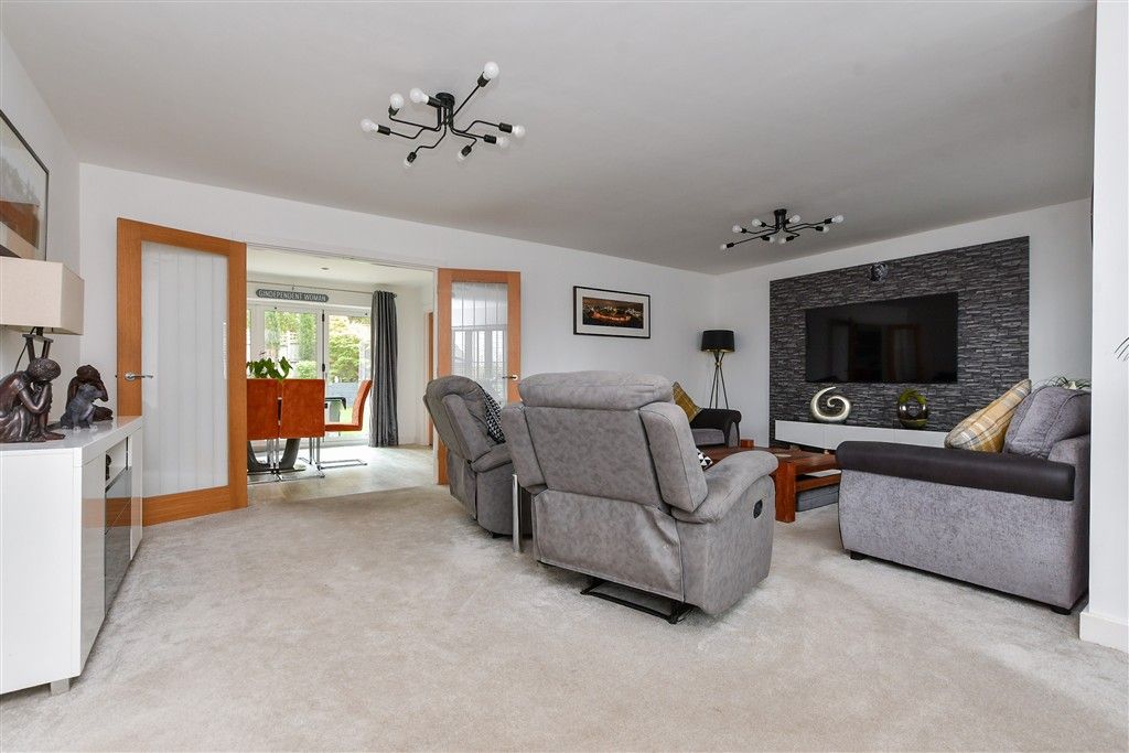 Property photo 2 of 15 Lounge