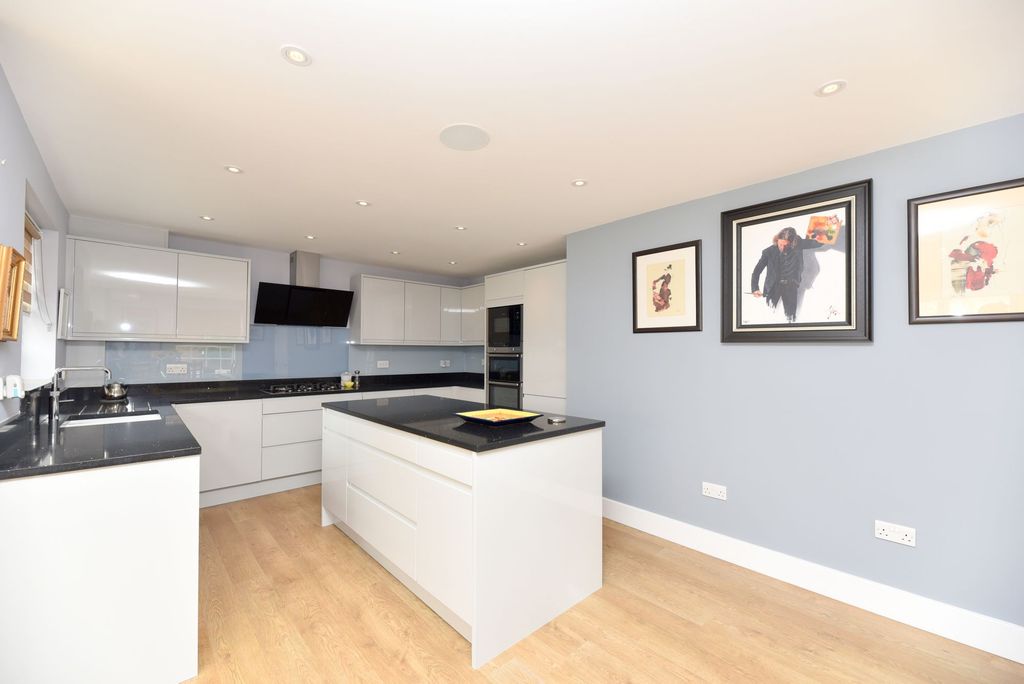 Property photo 2 of 33