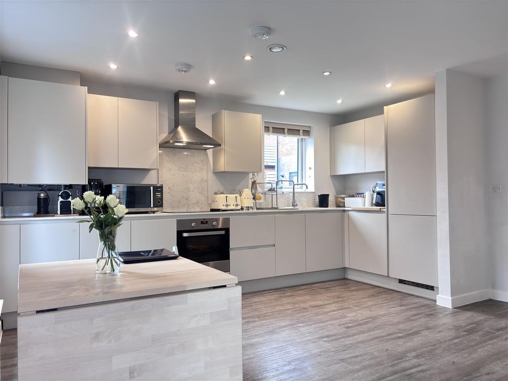 Property photo 1 of 11 Kitchen.Jpg