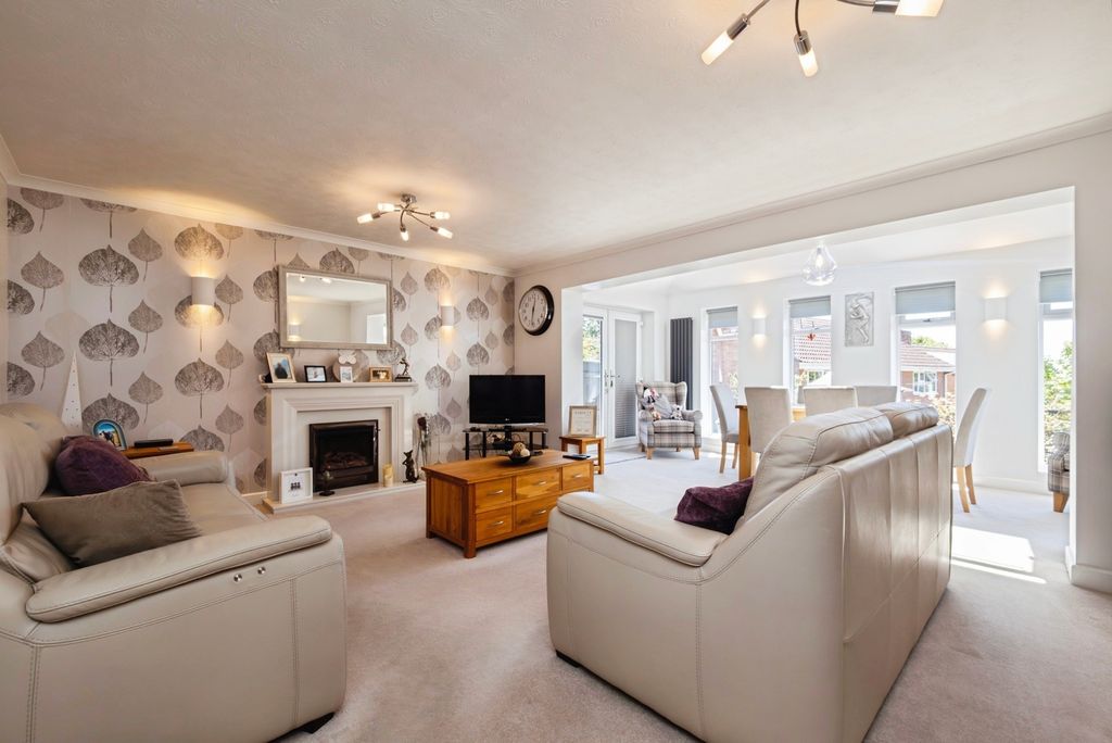 Property photo 2 of 29 Lounge/Diner