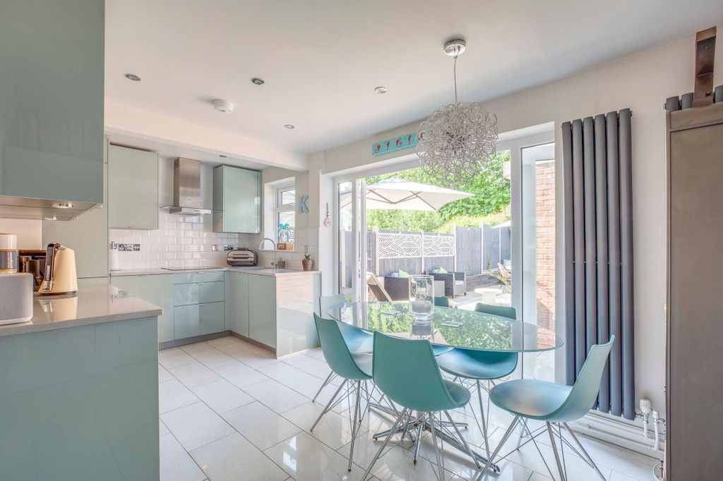 Property photo 1 of 25 19 Trinity Avenue, Sl7 3Al (Low Res)-11