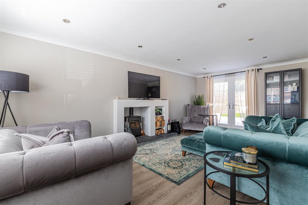 Property photo 3 of 24 Deepdene Close 11-1.Jpg