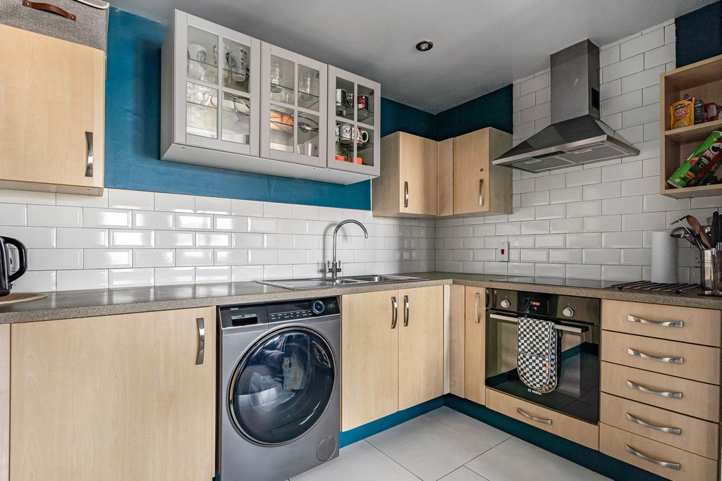 Property photo 2 of 18 Kitchen