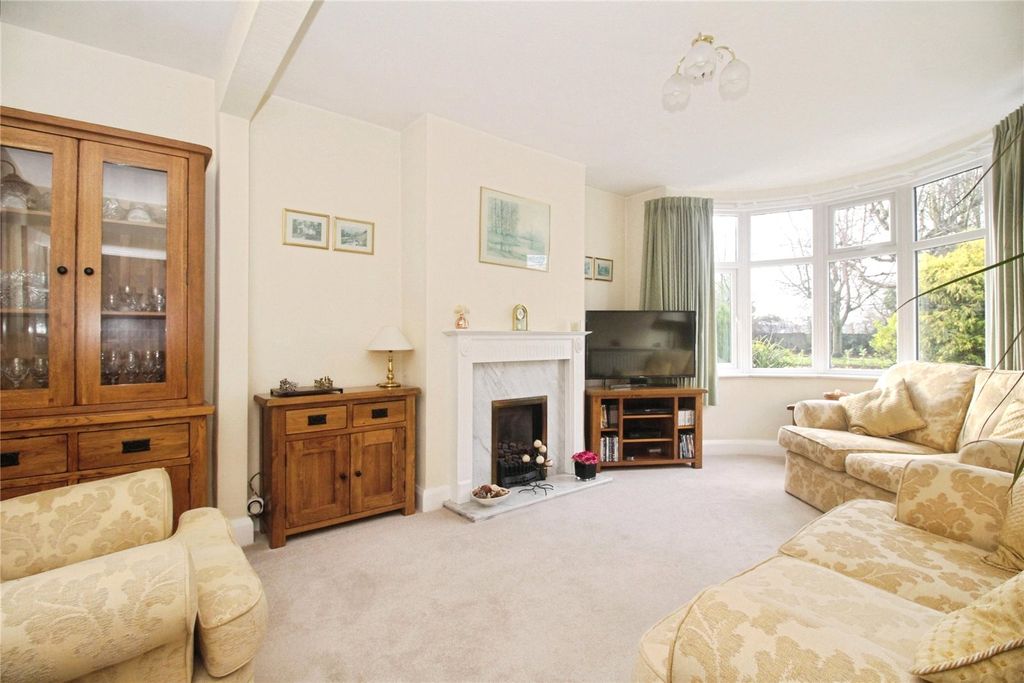 Property photo 2 of 14 Lounge