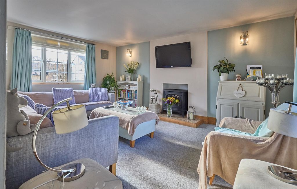 Property photo 3 of 14 Through Lounge