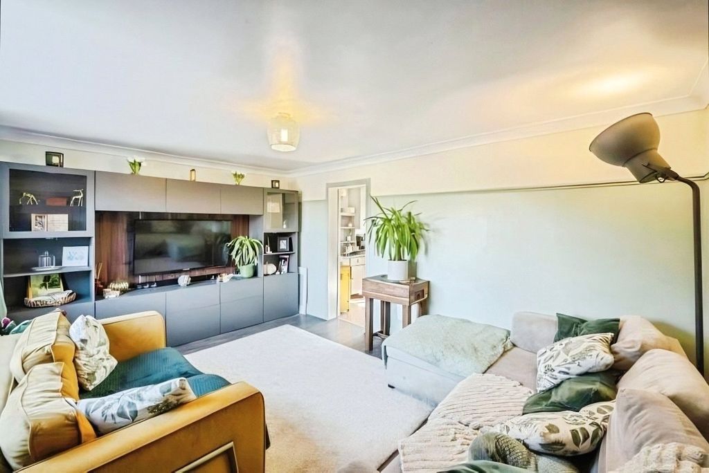 Property photo 2 of 16 Lounge