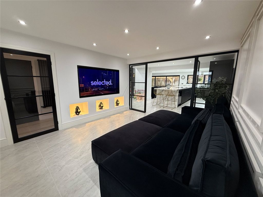 Property photo 3 of 31 Private Lounge