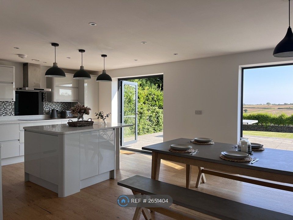 Property photo 3 of 10 Kitchen/Dining Room