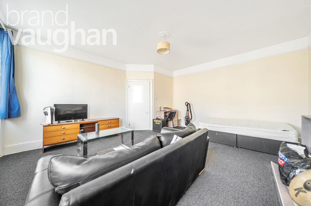Property photo 3 of 9 Lounge