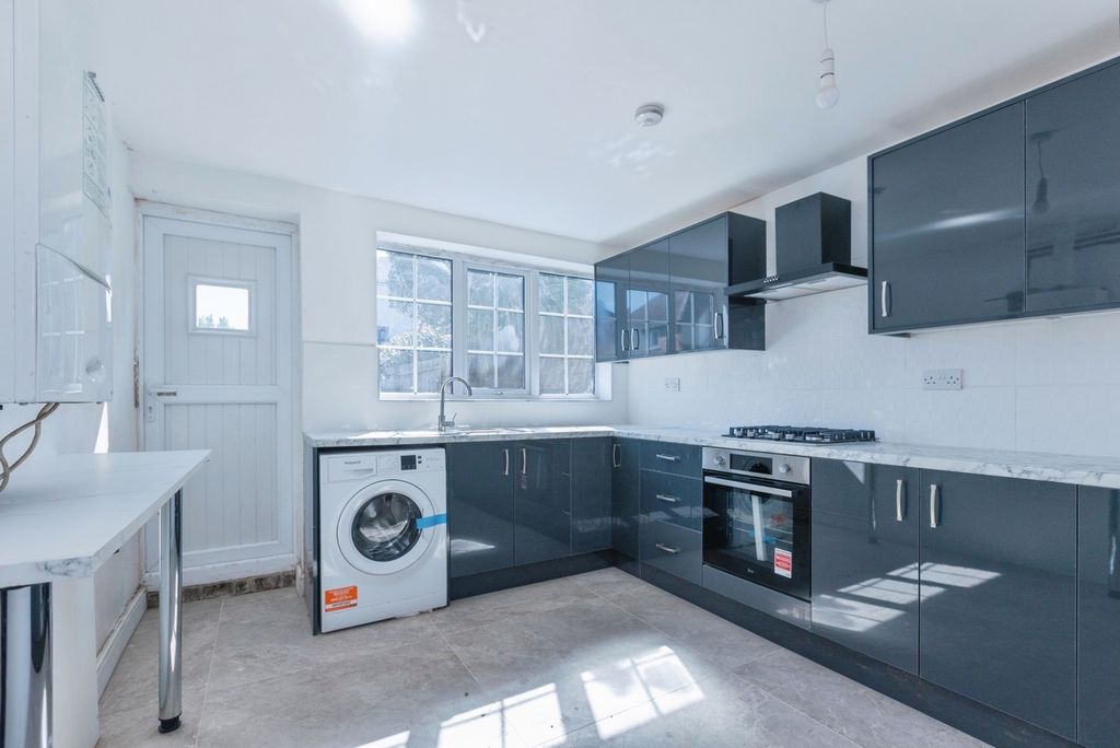Property photo 3 of 16 Kitchen