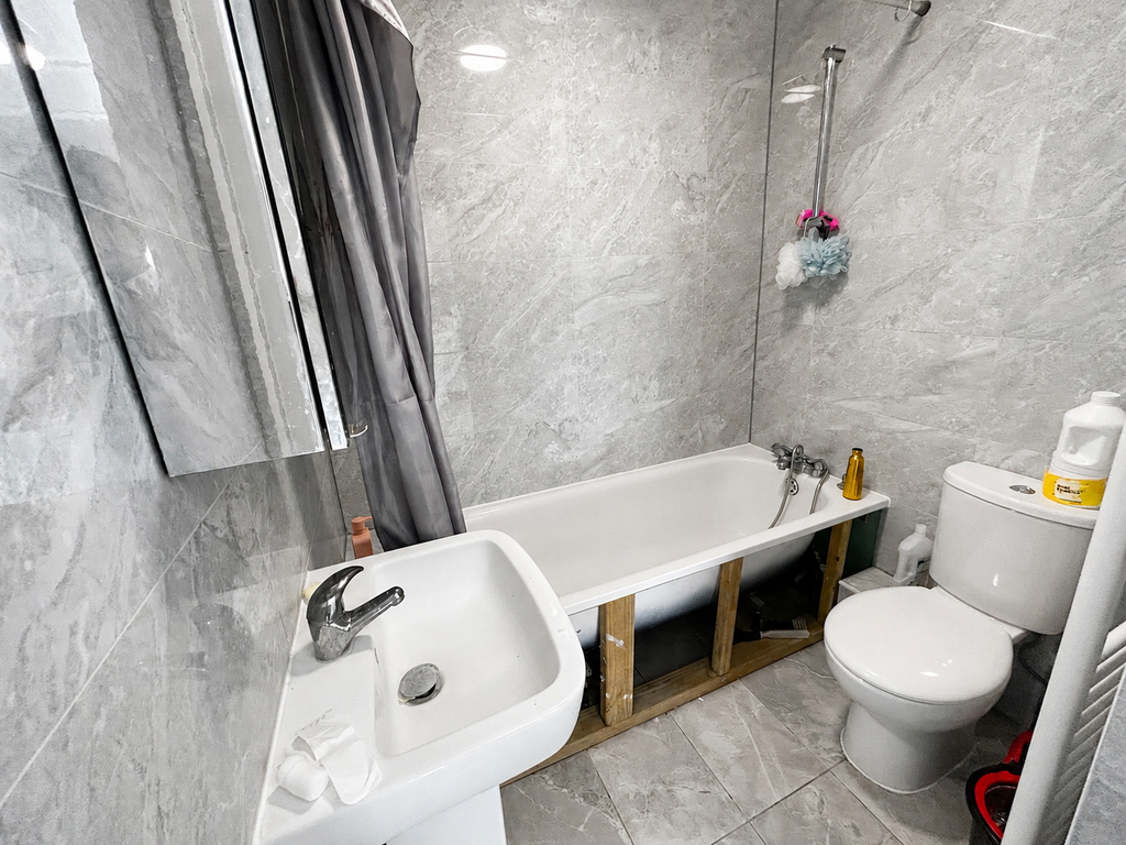 Property photo 1 of 7 2 Bed Flat In Woking, Bills Included