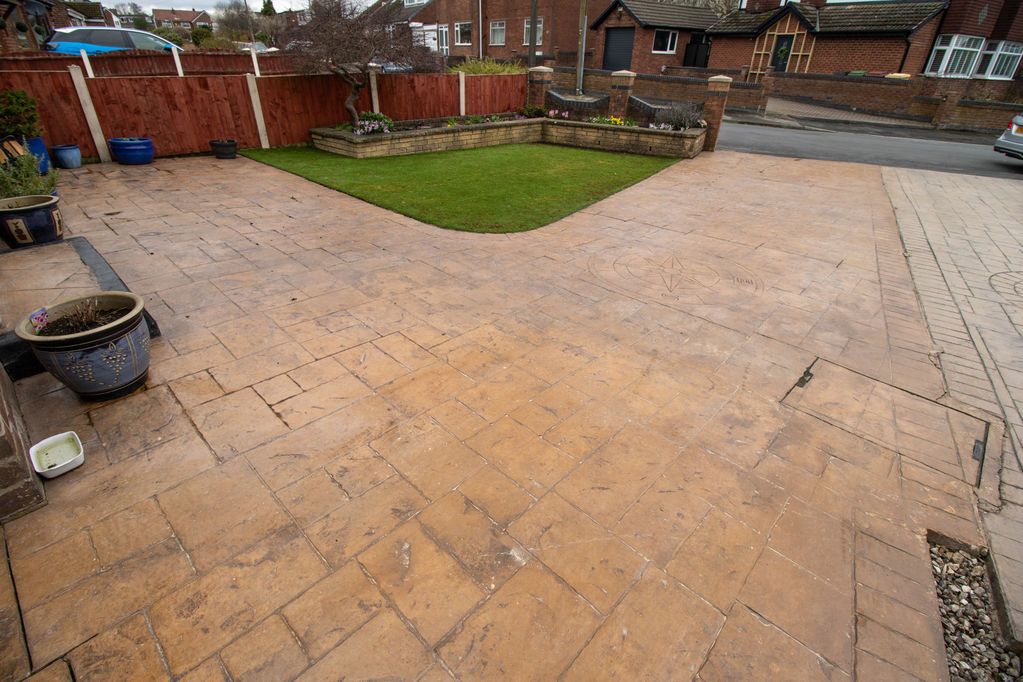 Property photo 2 of 14 Front Garden/Driveway