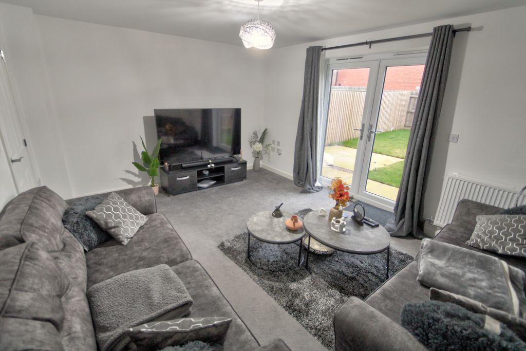 Property photo 3 of 14 Lounge Bb