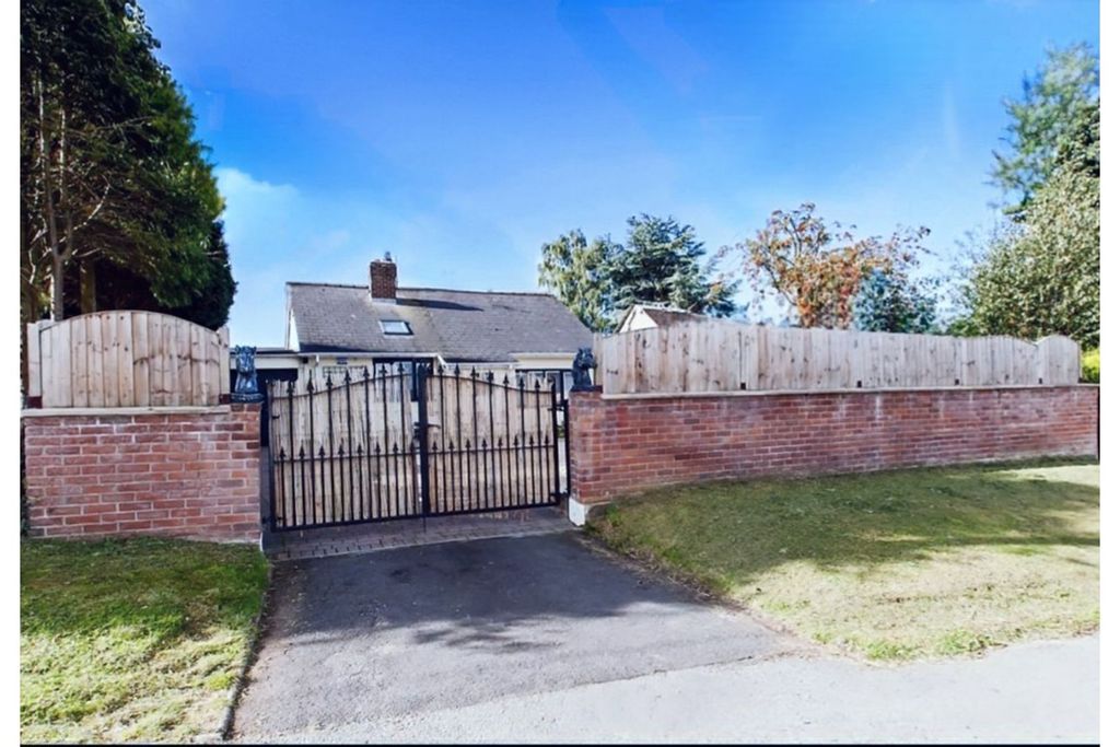 Property photo 2 of 16 Gated Driveway