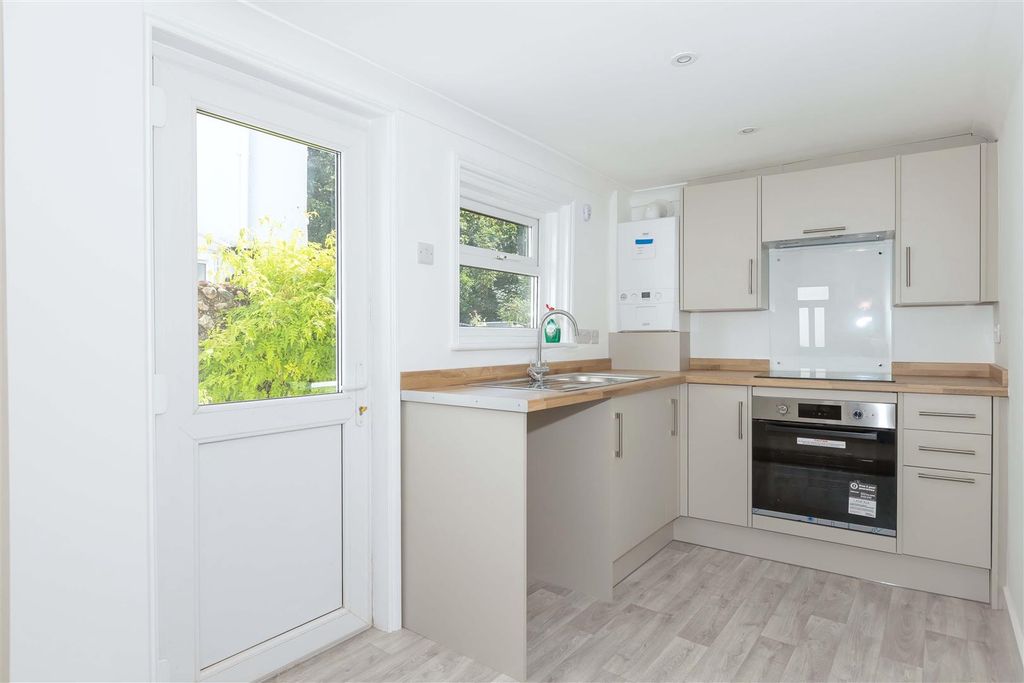 Property photo 3 of 9 Newland Rd_7.Jpg