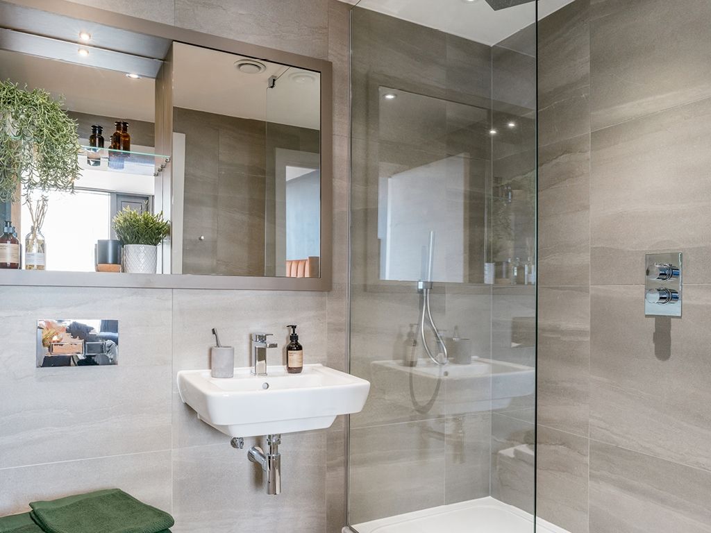Property photo 1 of 24 Bathroom
