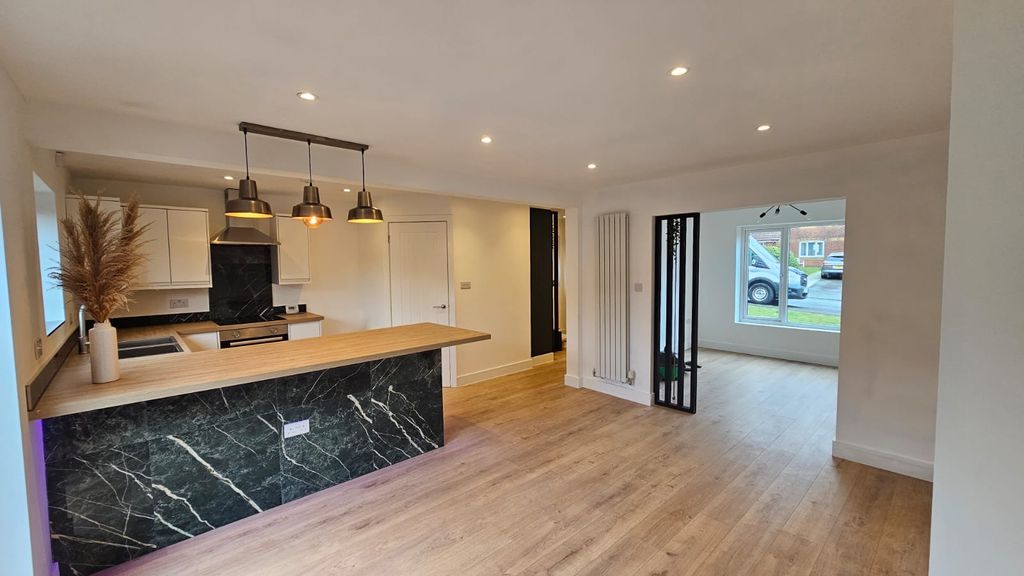 Property photo 2 of 23 Image