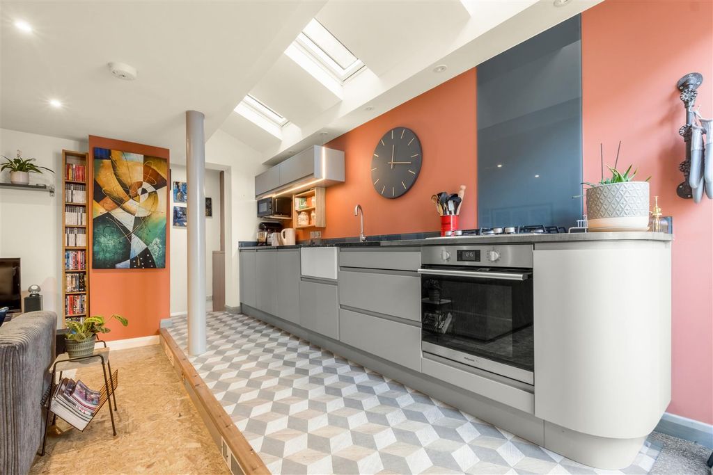 Property photo 3 of 19 43 Temple Street-4.Jpg