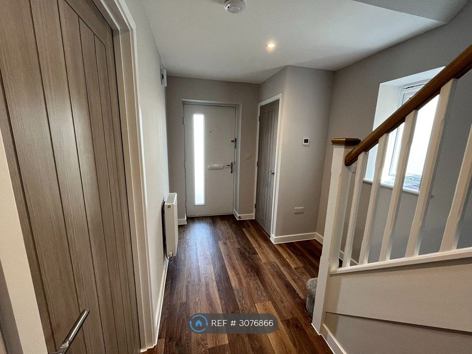 Property photo 2 of 17 Hallway