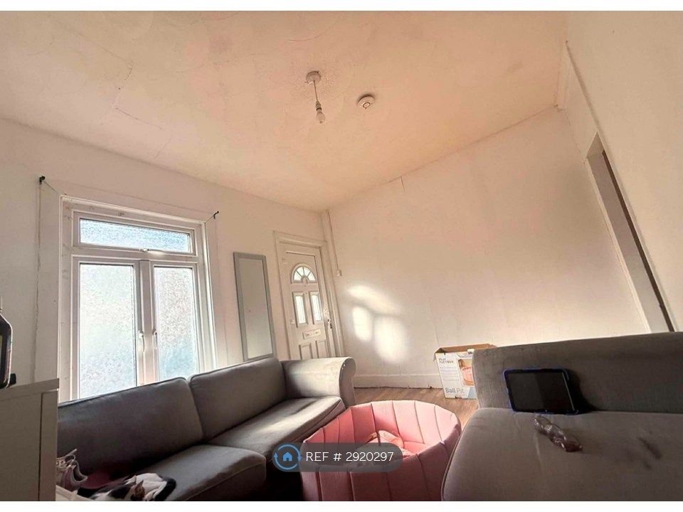 Property photo 2 of 11 Lounge 1