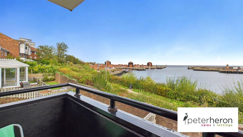 Property photo 3 of 35 Lounge