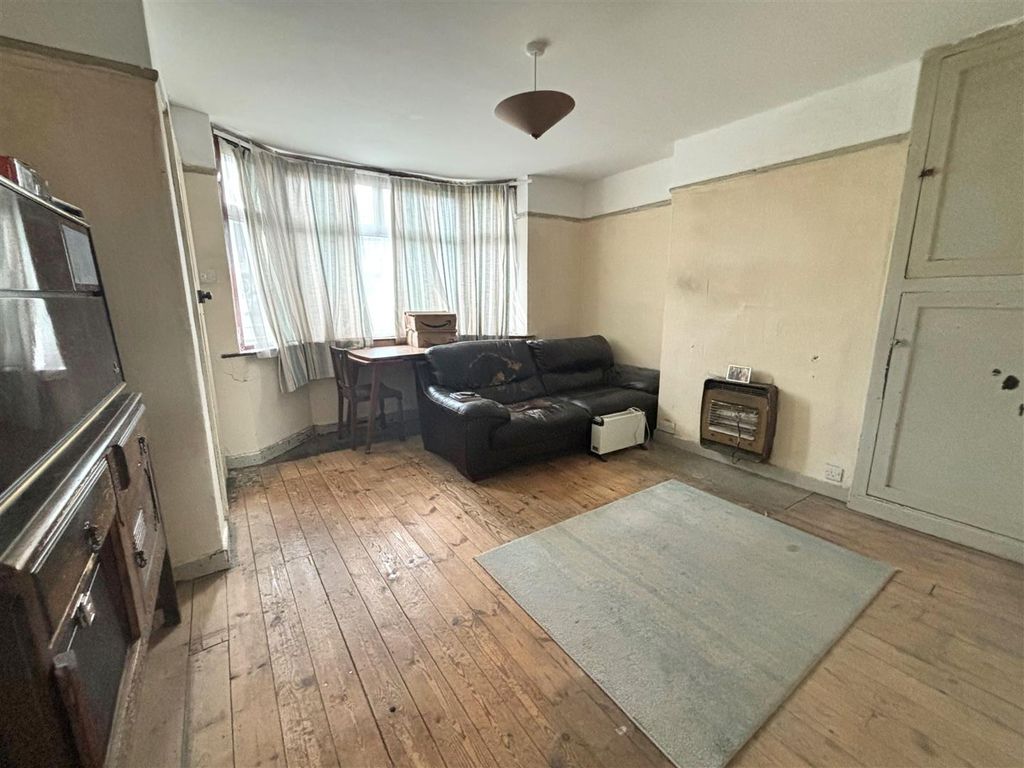 Property photo 3 of 10 Living