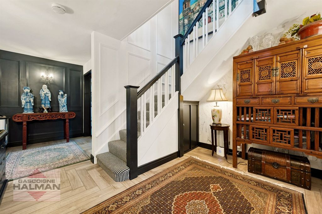 Property photo 2 of 25 Entrance Hallway